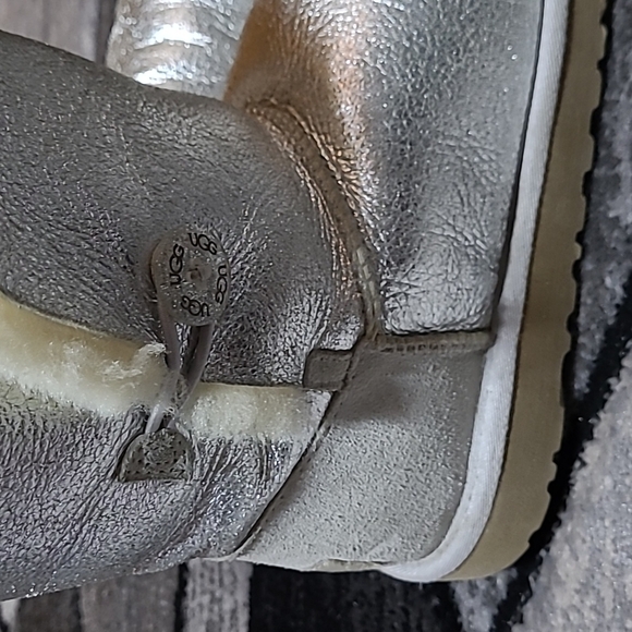 UGG LIMITED EDITION METALLIC SLIVER BAILEY BUTTON CLASSIC SHORT BOOTS - Picture 3 of 16